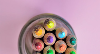 Immagine di Different coloured pencils in a pencil holder 