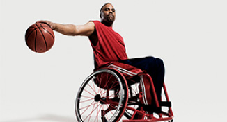 Immagine di Man in a wheelchair playing basketball