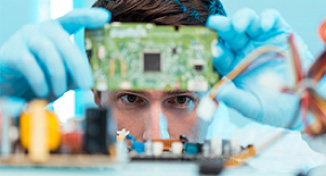 Immagine di Man looking at computer circuit